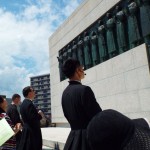 Oração em frente ao monumento