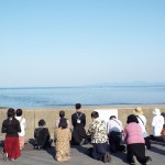 Oração perto do Mar Ariake, onde muitos cristãos japoneses foram lançados ao mar dos barcos