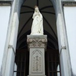 Na entrada da catedral, uma estátua de Nossa Senhora do Japão