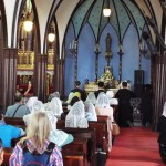 Na Catedral de O'ura peregrinos rezaram perante a estátua da Santa Mãe e Filho, que também é chamada de imagem de Nossa Senhora da descoberta de cristãos