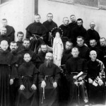 São Maximiliano e companheiros com uma estátua da Imaculada na entrada de Mugenzai no Sono