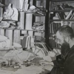 São Maximiliano em seu escritório