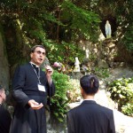Pe. Stehlin explicou o ato de consagração por São Maximiliano em frente à Gruta de Lourdes, em Mugenzai no Sono