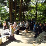 Peregrinos rezam o Santo Rosário na Gruta de Lourdes