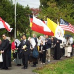 Peregrinos na entrada do convento